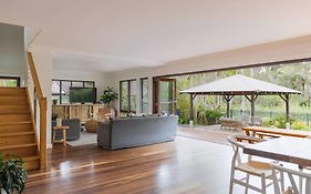 Away Guesthouse- Away On Shirley Lane